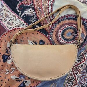 Lyons Leather Co. Biggie Bee Leather Bag In Retired Blush